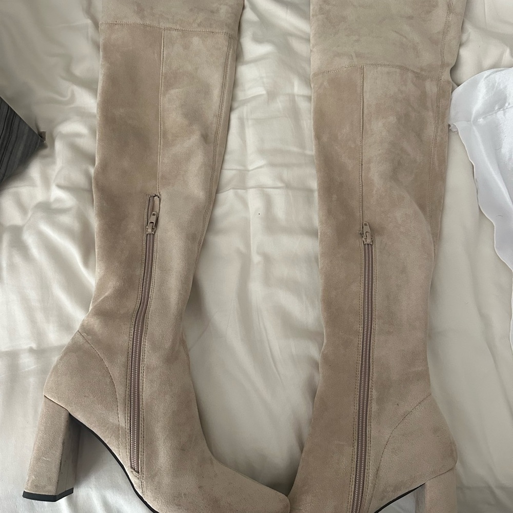 Parisah 2 Boot in Ice Suede
Jeffrey Campbell size 7